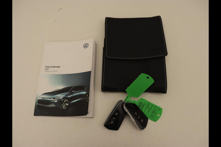 Volkswagen Golf 1.5 TSI Life Bns | Panoramadak | Adaptive Cruise | Stoelverwarming | Camera | Navigatie | Carplay | Sfeerverlichting