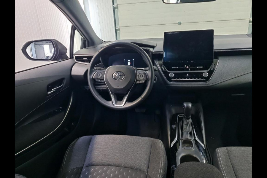 Toyota Corolla Touring Sports 1.8 Hybrid Active Auto. Navigatie Apple Carplay/Android Auto Camera Adaptive Cruise Control Virtual Cockpit Climate Control Lichtmetalen velgen Toyota Corolla Touring Sports 1.8 Hybrid Active Auto. Navigatie Apple Carplay/Android Auto Camera Adaptive Cruise Control Virtual Cockpit Climate Control Lichtmetalen velgen