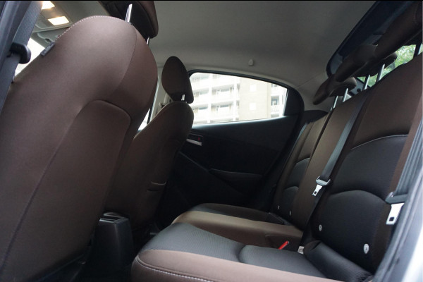 Mazda 2 1.5 Skyactiv-G Comfort Sport Aut6 | Navi | Apple Carplay | Sportvelgen | Cruise + Lane | MAZDA dealer onderhouden |