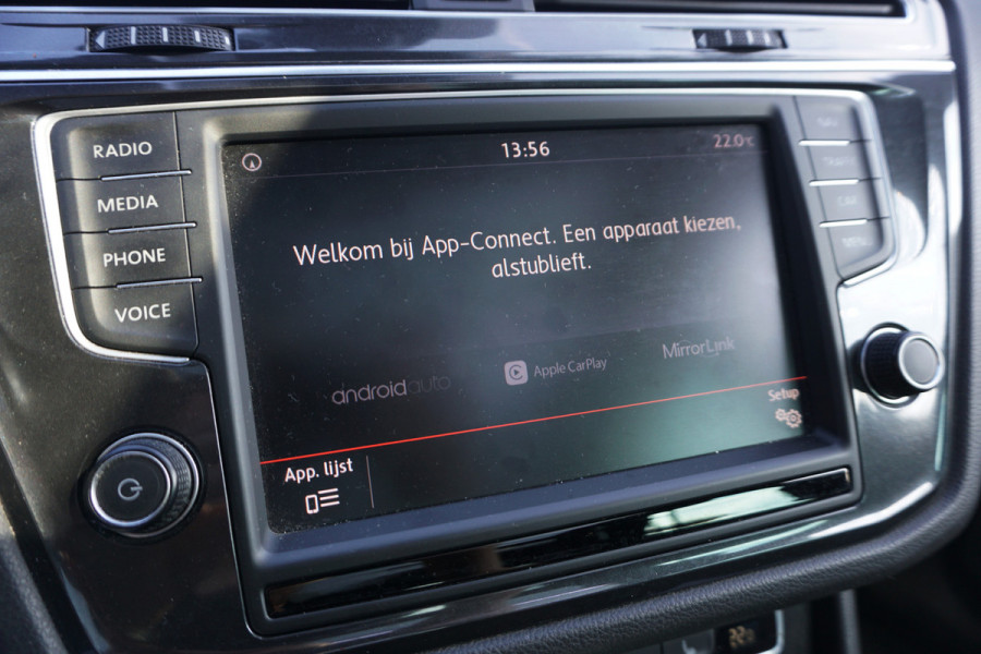 Volkswagen Tiguan 1.4 TSI Connected Series | PANO DAK | TREKHAAK | CLIMATE | CARPLAY | STOELVERW. | COMFORTSTOELEN