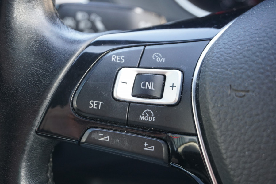 Volkswagen Tiguan 1.4 TSI Connected Series | PANO DAK | TREKHAAK | CLIMATE | CARPLAY | STOELVERW. | COMFORTSTOELEN