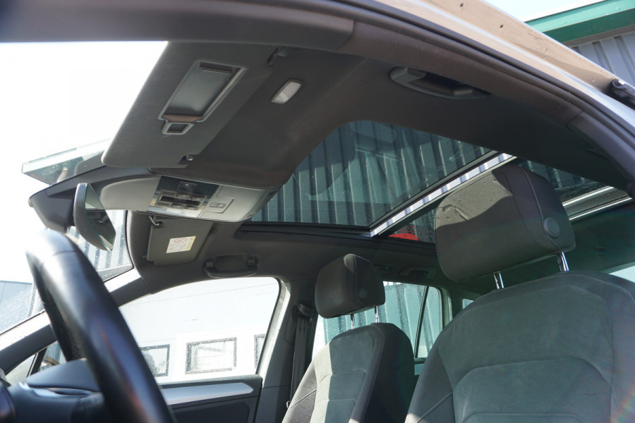Volkswagen Tiguan 1.4 TSI Connected Series | PANO DAK | TREKHAAK | CLIMATE | CARPLAY | STOELVERW. | COMFORTSTOELEN