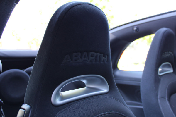 Abarth 500 1.4 T-Jet Abarth 595 70th Anniversary | NIEUWSTAAT! | UNIEK | SENSOREN ACHTER | DEALER ONDERHOUDEN |