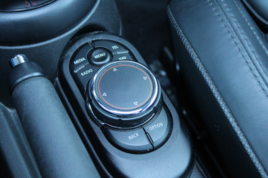 MINI Mini 2.0 John Cooper Works | NAP! | 1E EIG | PANO | H/K | HUD | CAMERA | STOELVERWARMING |