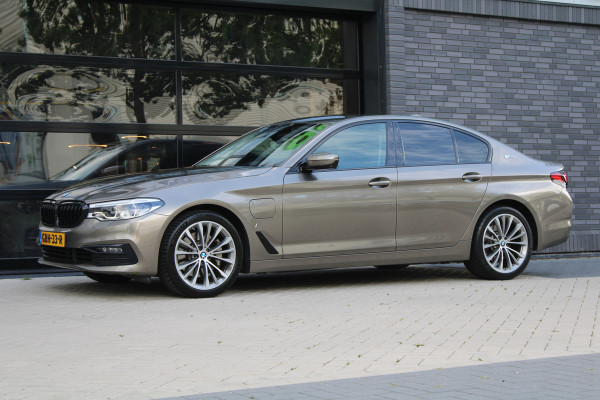 BMW 5 Serie 530e iPerformance High Executive | DEALER ONDR | 360 | HUD | DODE HOEK | SFEERVERLICHTING |