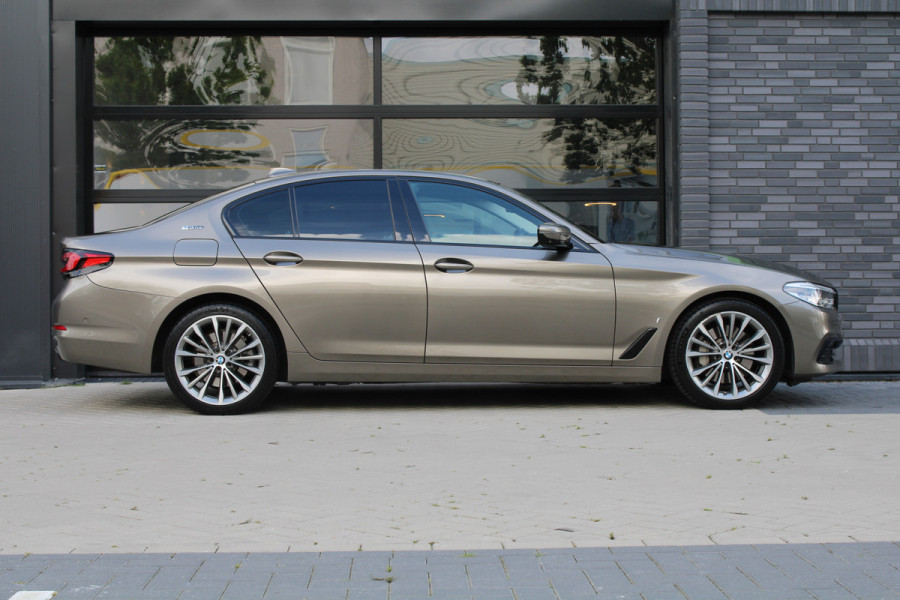 BMW 5 Serie 530e iPerformance High Executive | DEALER ONDR | 360 | HUD | DODE HOEK | SFEERVERLICHTING |