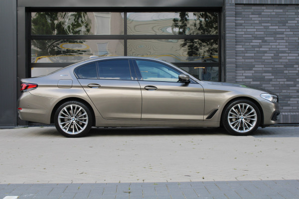 BMW 5 Serie 530e iPerformance High Executive | DEALER ONDR | 360 | HUD | DODE HOEK | SFEERVERLICHTING |