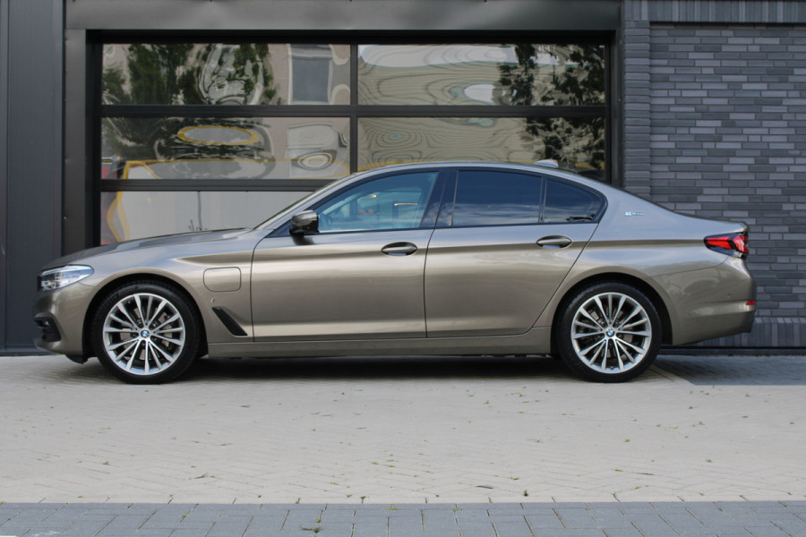 BMW 5 Serie 530e iPerformance High Executive | DEALER ONDR | 360 | HUD | DODE HOEK | SFEERVERLICHTING |