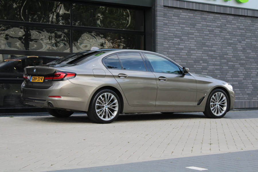 BMW 5 Serie 530e iPerformance High Executive | DEALER ONDR | 360 | HUD | DODE HOEK | SFEERVERLICHTING |