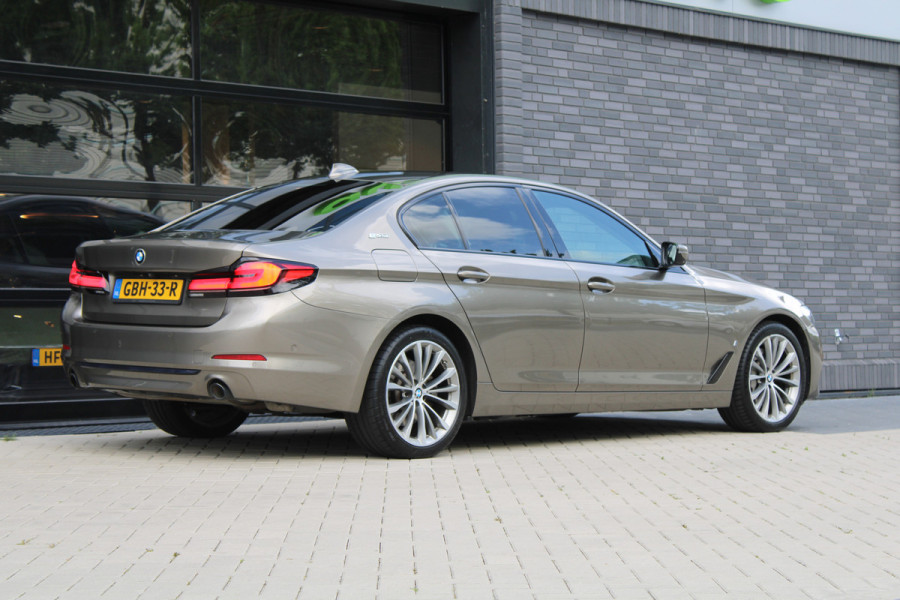 BMW 5 Serie 530e iPerformance High Executive | DEALER ONDR | 360 | HUD | DODE HOEK | SFEERVERLICHTING |