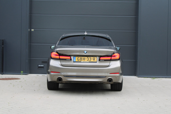 BMW 5 Serie 530e iPerformance High Executive | DEALER ONDR | 360 | HUD | DODE HOEK | SFEERVERLICHTING |