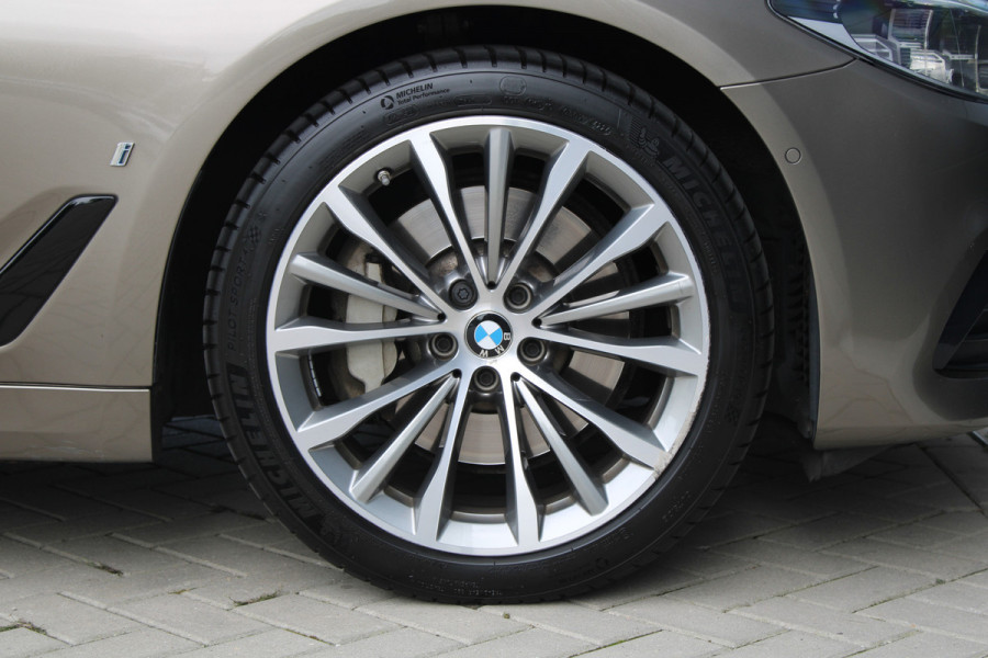 BMW 5 Serie 530e iPerformance High Executive | DEALER ONDR | 360 | HUD | DODE HOEK | SFEERVERLICHTING |