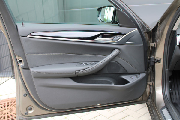 BMW 5 Serie 530e iPerformance High Executive | DEALER ONDR | 360 | HUD | DODE HOEK | SFEERVERLICHTING |