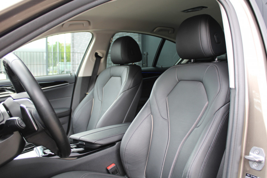 BMW 5 Serie 530e iPerformance High Executive | DEALER ONDR | 360 | HUD | DODE HOEK | SFEERVERLICHTING |