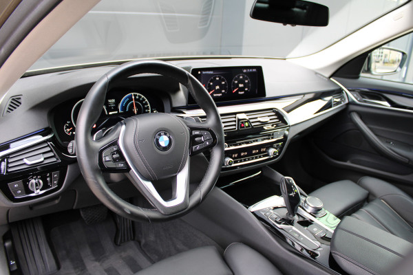 BMW 5 Serie 530e iPerformance High Executive | DEALER ONDR | 360 | HUD | DODE HOEK | SFEERVERLICHTING |