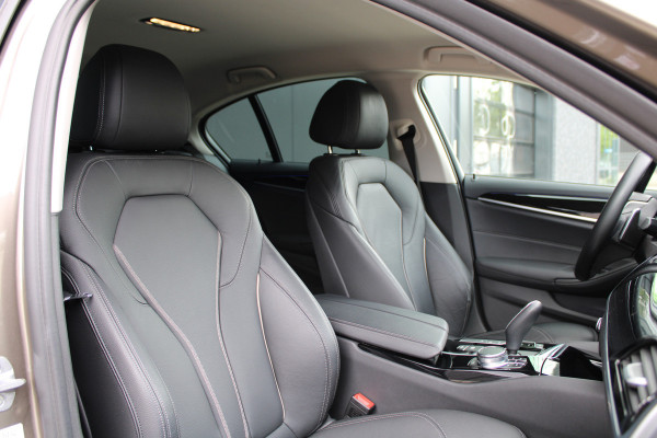 BMW 5 Serie 530e iPerformance High Executive | DEALER ONDR | 360 | HUD | DODE HOEK | SFEERVERLICHTING |