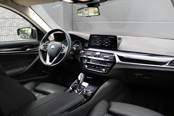 BMW 5 Serie 530e iPerformance High Executive | DEALER ONDR | 360 | HUD | DODE HOEK | SFEERVERLICHTING |