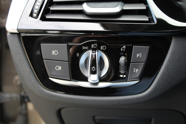 BMW 5 Serie 530e iPerformance High Executive | DEALER ONDR | 360 | HUD | DODE HOEK | SFEERVERLICHTING |