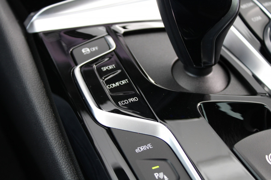 BMW 5 Serie 530e iPerformance High Executive | DEALER ONDR | 360 | HUD | DODE HOEK | SFEERVERLICHTING |