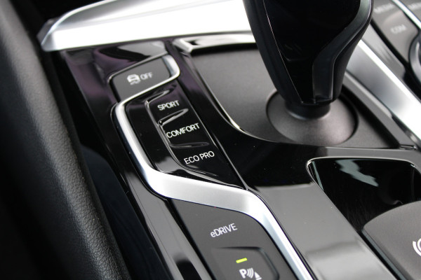 BMW 5 Serie 530e iPerformance High Executive | DEALER ONDR | 360 | HUD | DODE HOEK | SFEERVERLICHTING |