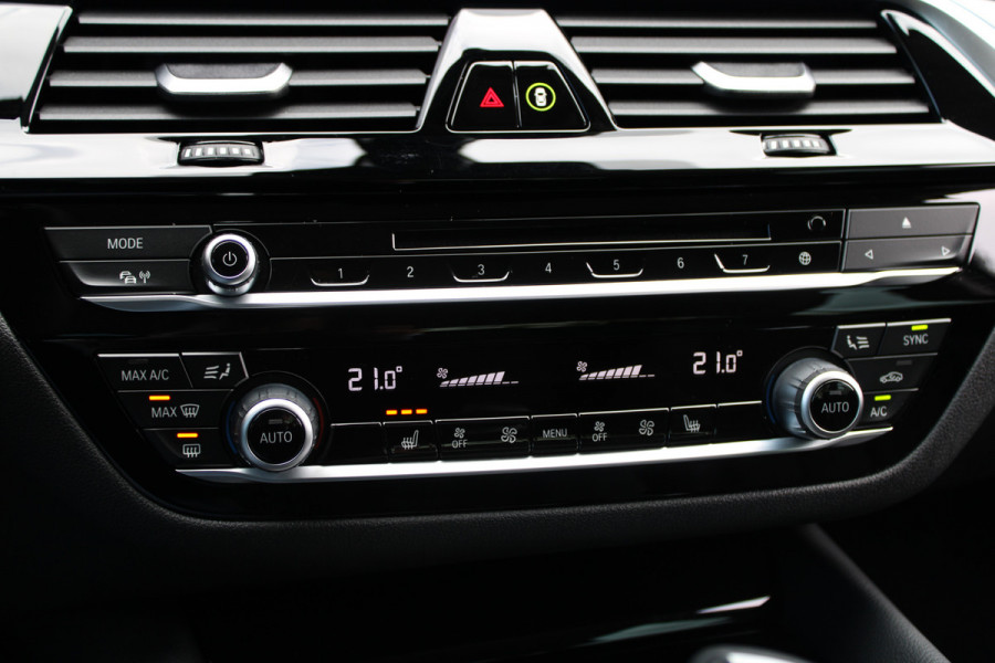 BMW 5 Serie 530e iPerformance High Executive | DEALER ONDR | 360 | HUD | DODE HOEK | SFEERVERLICHTING |