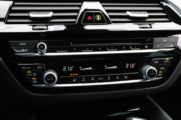 BMW 5 Serie 530e iPerformance High Executive | DEALER ONDR | 360 | HUD | DODE HOEK | SFEERVERLICHTING |