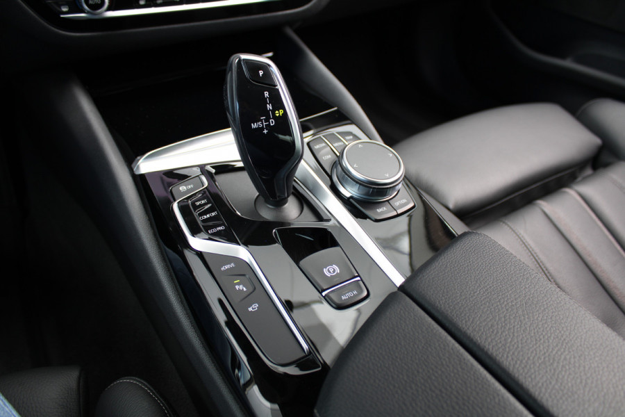 BMW 5 Serie 530e iPerformance High Executive | DEALER ONDR | 360 | HUD | DODE HOEK | SFEERVERLICHTING |
