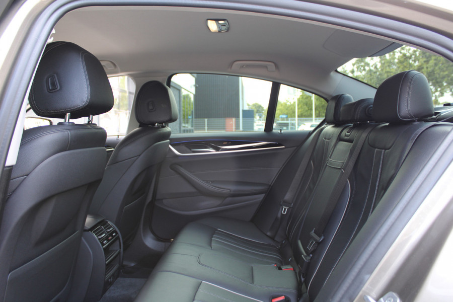 BMW 5 Serie 530e iPerformance High Executive | DEALER ONDR | 360 | HUD | DODE HOEK | SFEERVERLICHTING |