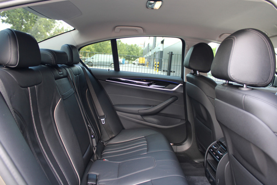 BMW 5 Serie 530e iPerformance High Executive | DEALER ONDR | 360 | HUD | DODE HOEK | SFEERVERLICHTING |