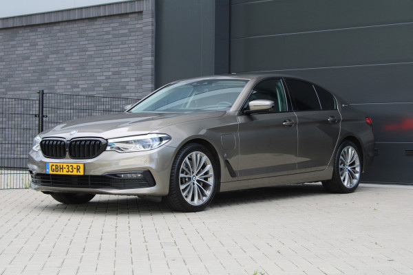 BMW 5 Serie 530e iPerformance High Executive | DEALER ONDR | 360 | HUD | DODE HOEK | SFEERVERLICHTING |