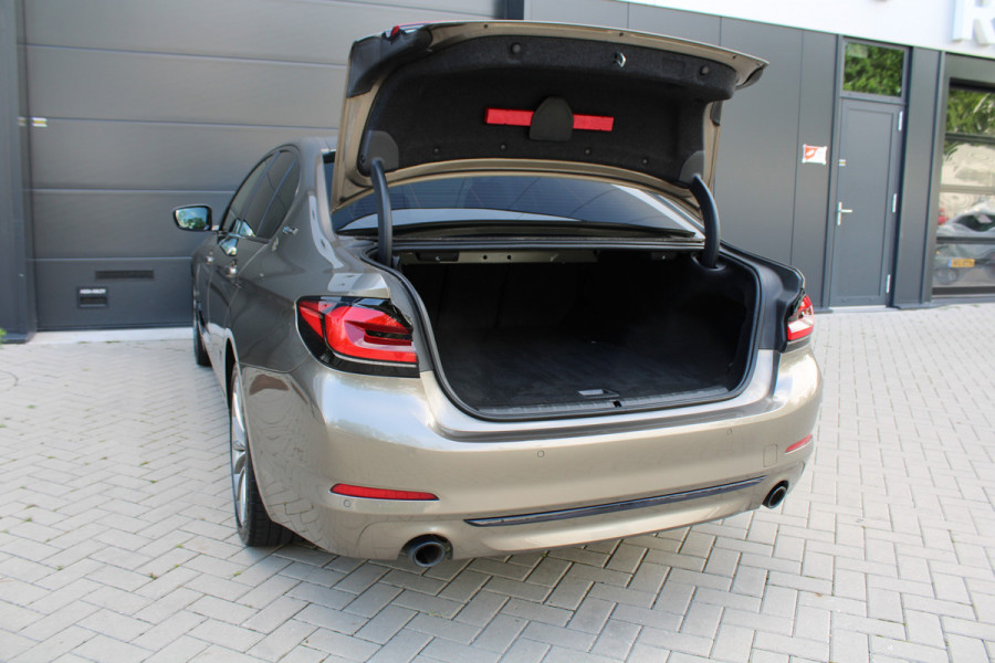 BMW 5 Serie 530e iPerformance High Executive | DEALER ONDR | 360 | HUD | DODE HOEK | SFEERVERLICHTING |