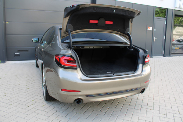 BMW 5 Serie 530e iPerformance High Executive | DEALER ONDR | 360 | HUD | DODE HOEK | SFEERVERLICHTING |