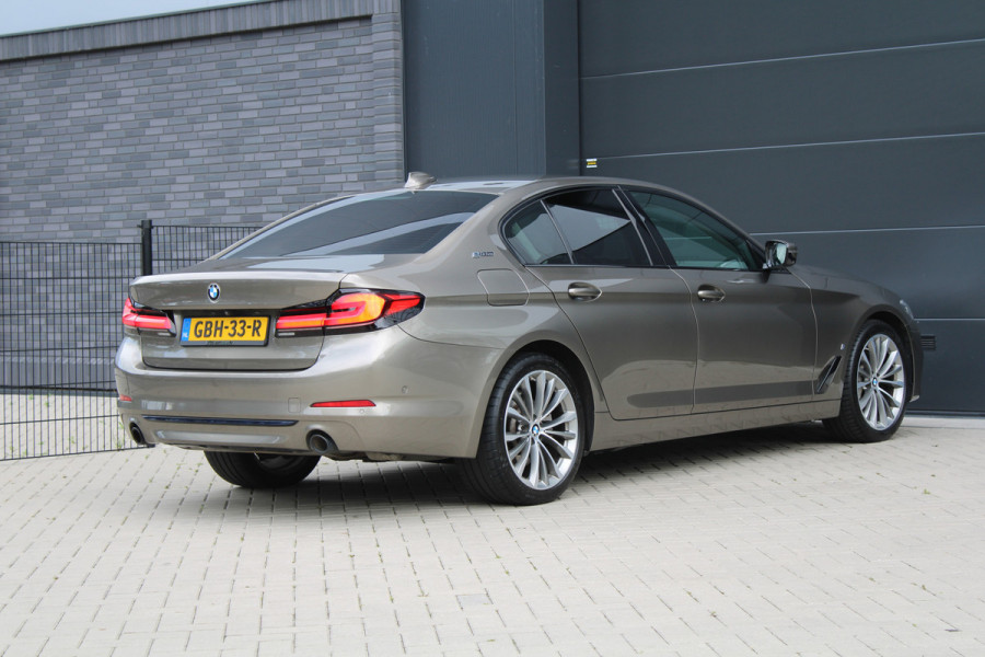 BMW 5 Serie 530e iPerformance High Executive | DEALER ONDR | 360 | HUD | DODE HOEK | SFEERVERLICHTING |
