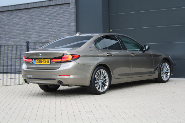 BMW 5 Serie 530e iPerformance High Executive | DEALER ONDR | 360 | HUD | DODE HOEK | SFEERVERLICHTING |