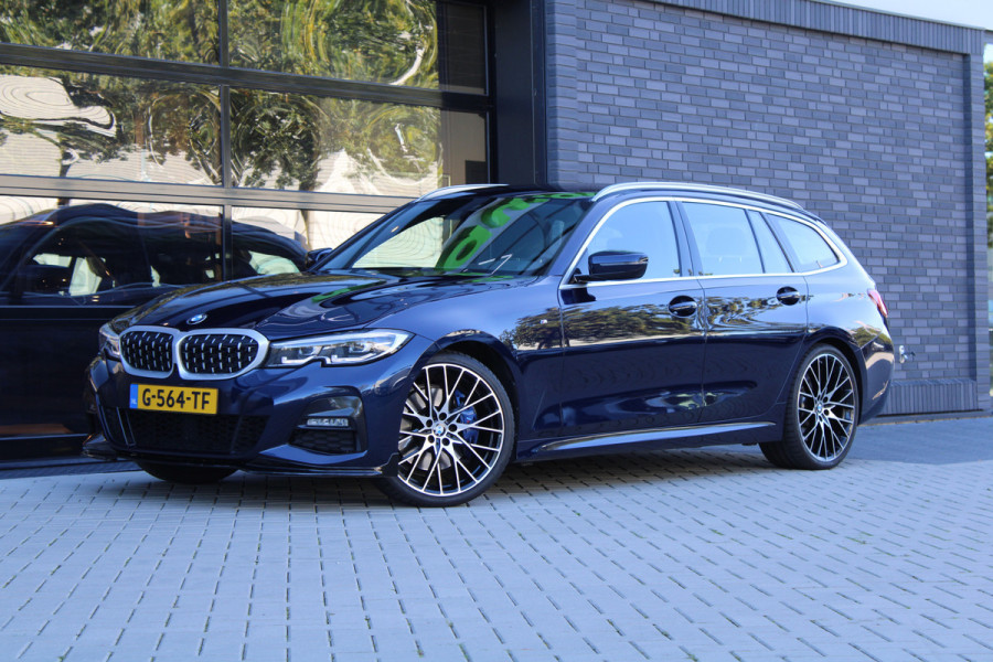 BMW 3 Serie Touring 320i High Executive Edition | NAP | M-SPORT | HUD | LEDER | CAMERA | TREKHAAK | LED | TANZANITE BLUE |