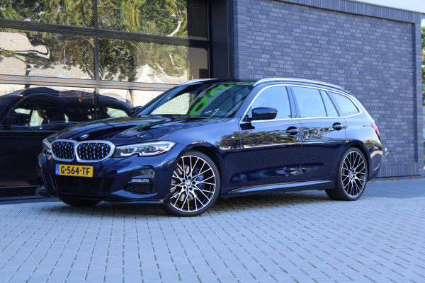 BMW 3 Serie Touring 320i High Executive Edition | NAP | M-SPORT | HUD | LEDER | CAMERA | TREKHAAK | LED | TANZANITE BLUE |