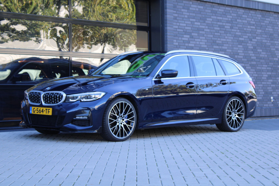 BMW 3 Serie Touring 320i High Executive Edition | NAP | M-SPORT | HUD | LEDER | CAMERA | TREKHAAK | LED | TANZANITE BLUE |