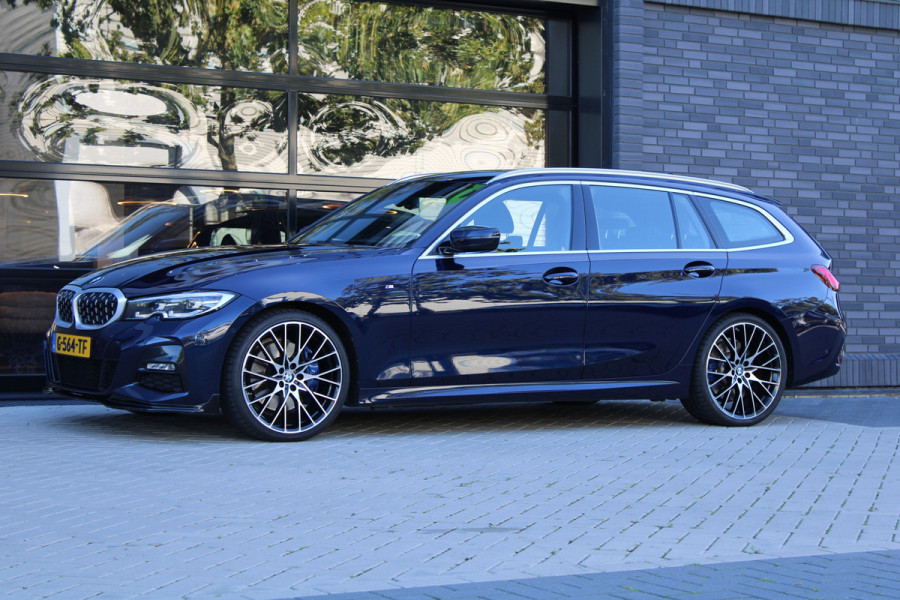 BMW 3 Serie Touring 320i High Executive Edition | NAP | M-SPORT | HUD | LEDER | CAMERA | TREKHAAK | LED | TANZANITE BLUE |