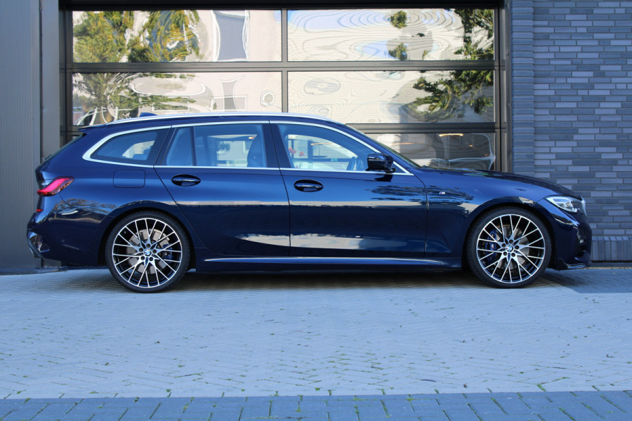 BMW 3 Serie Touring 320i High Executive Edition | NAP | M-SPORT | HUD | LEDER | CAMERA | TREKHAAK | LED | TANZANITE BLUE |