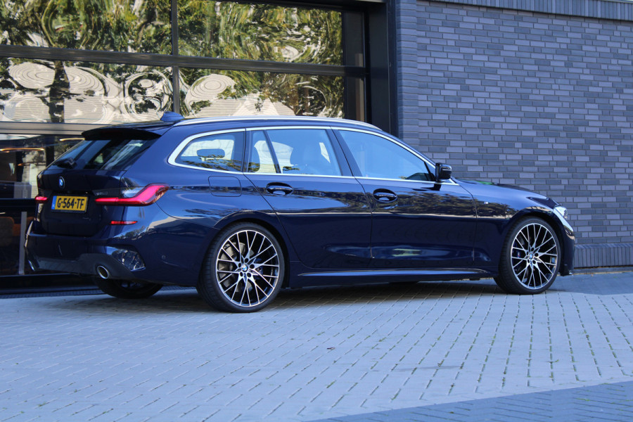BMW 3 Serie Touring 320i High Executive Edition | NAP | M-SPORT | HUD | LEDER | CAMERA | TREKHAAK | LED | TANZANITE BLUE |