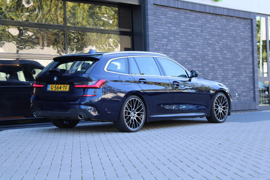 BMW 3 Serie Touring 320i High Executive Edition | NAP | M-SPORT | HUD | LEDER | CAMERA | TREKHAAK | LED | TANZANITE BLUE |