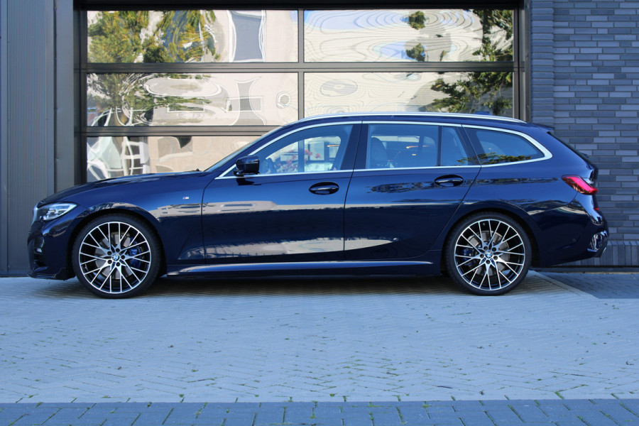 BMW 3 Serie Touring 320i High Executive Edition | NAP | M-SPORT | HUD | LEDER | CAMERA | TREKHAAK | LED | TANZANITE BLUE |