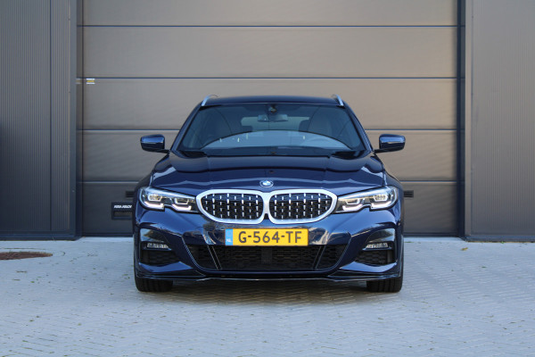 BMW 3 Serie Touring 320i High Executive Edition | NAP | M-SPORT | HUD | LEDER | CAMERA | TREKHAAK | LED | TANZANITE BLUE |