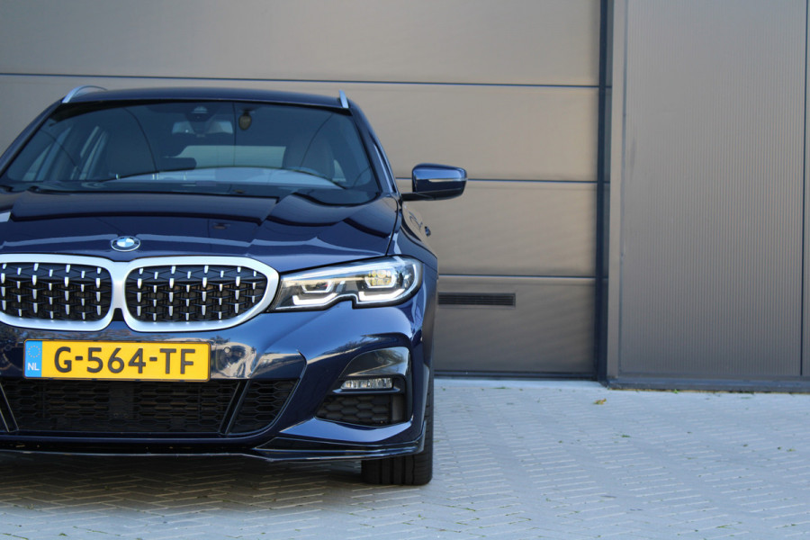 BMW 3 Serie Touring 320i High Executive Edition | NAP | M-SPORT | HUD | LEDER | CAMERA | TREKHAAK | LED | TANZANITE BLUE |