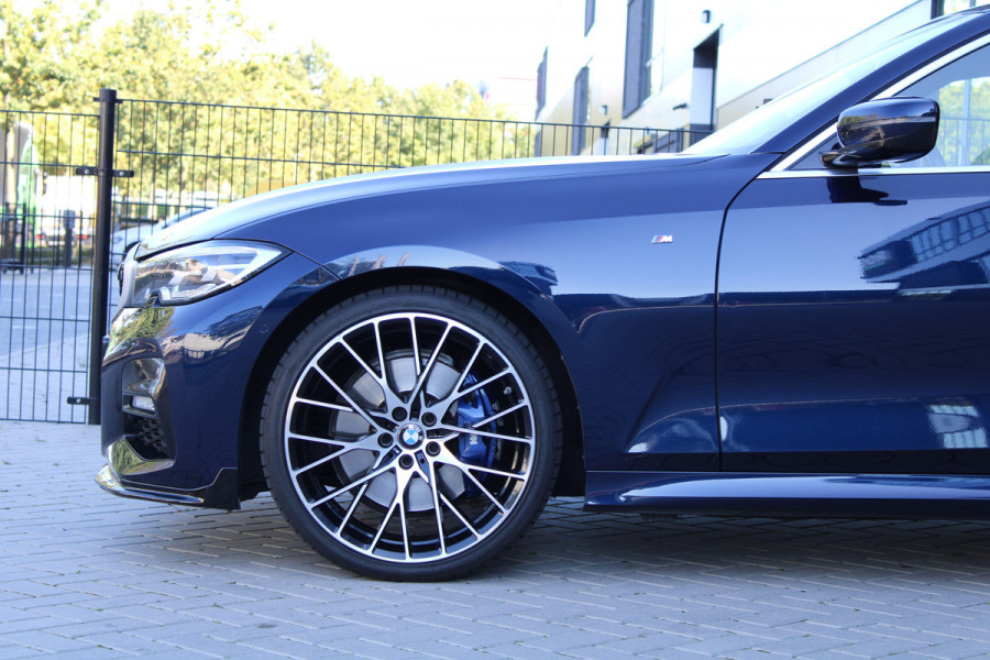 BMW 3 Serie Touring 320i High Executive Edition | NAP | M-SPORT | HUD | LEDER | CAMERA | TREKHAAK | LED | TANZANITE BLUE |