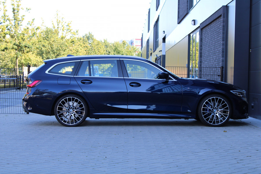 BMW 3 Serie Touring 320i High Executive Edition | NAP | M-SPORT | HUD | LEDER | CAMERA | TREKHAAK | LED | TANZANITE BLUE |