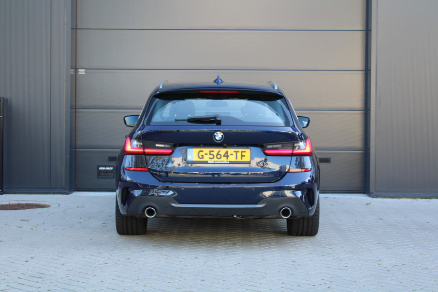 BMW 3 Serie Touring 320i High Executive Edition | NAP | M-SPORT | HUD | LEDER | CAMERA | TREKHAAK | LED | TANZANITE BLUE |