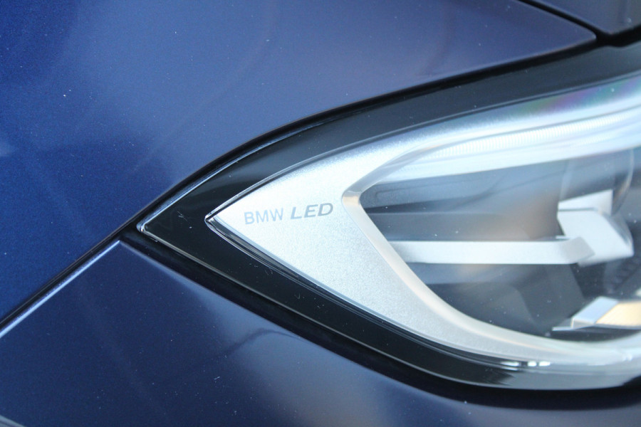 BMW 3 Serie Touring 320i High Executive Edition | NAP | M-SPORT | HUD | LEDER | CAMERA | TREKHAAK | LED | TANZANITE BLUE |