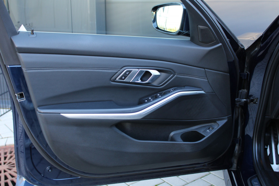 BMW 3 Serie Touring 320i High Executive Edition | NAP | M-SPORT | HUD | LEDER | CAMERA | TREKHAAK | LED | TANZANITE BLUE |