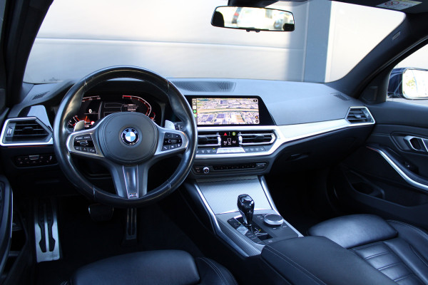 BMW 3 Serie Touring 320i High Executive Edition | NAP | M-SPORT | HUD | LEDER | CAMERA | TREKHAAK | LED | TANZANITE BLUE |